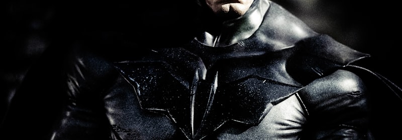 科幻美剧《基地》第二季海报，宏大的星际舰队与未来城市