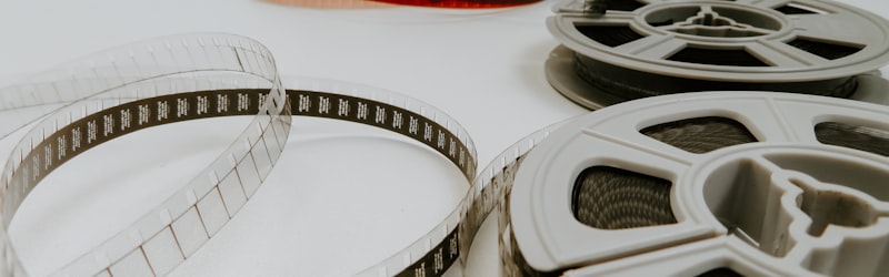 电影《奥本海默》海报，原子核爆炸的抽象艺术画面