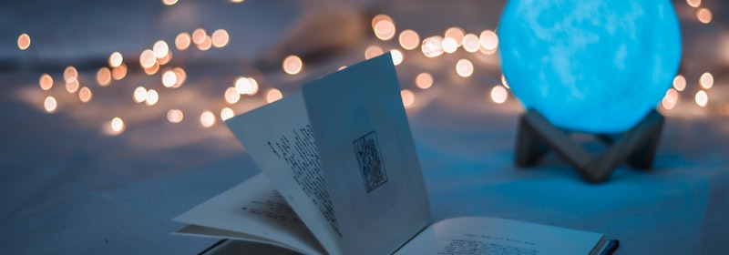 古装仙侠剧《剑来》海报，主角持剑立于云雾山巅